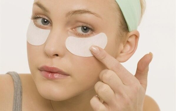 rejuvenation of the skin around the eyes with the help of patches
