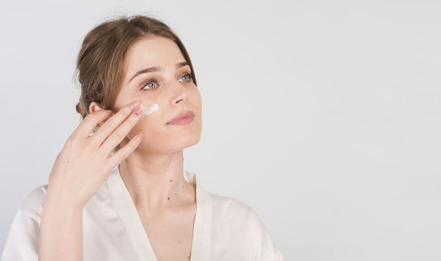 procedure for applying cream on the skin of the face